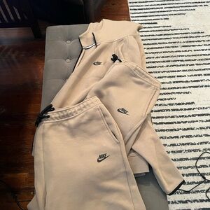 Nike Tech Fleece Tan